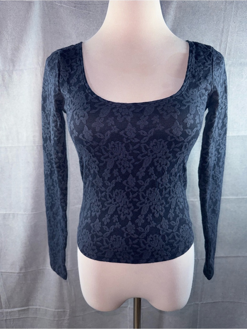 3201-American Eagle Outfitters Black Floral Lace-Pattern Long Sleeve Scoop Top